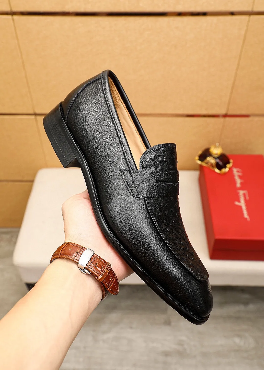 Men's shoes 💰480💰 Product trademark: Ferragamo "Ferragamo" casual leather shoes Regular size: 38-44 (45🉑️customized) Product materials: Selected imported first-layer calfskin embroidered upper, imported water-dyed cowhide leather lining. Strong three-dimensional visual effect, combined outsole Color: 1⃣️color optional
